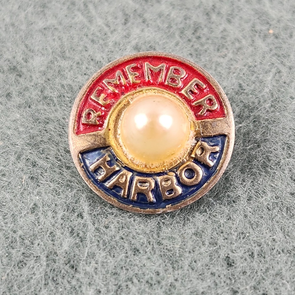 Vintage WWII/2 US Home Front Remember Pearl Harbor Sweetheart Pin-Back Unmarked
